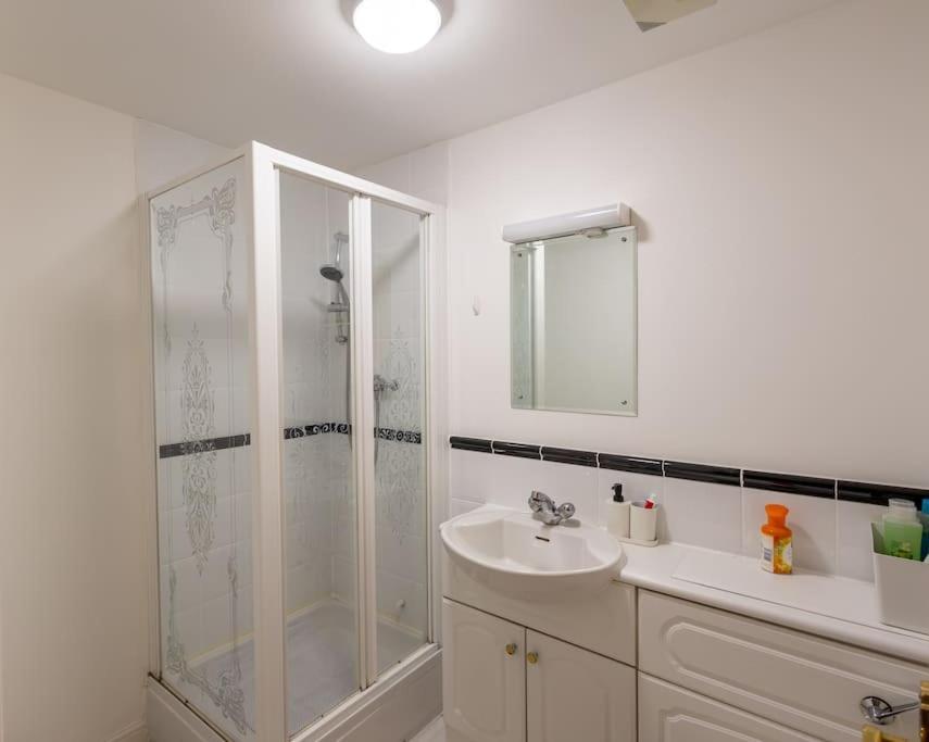 Morden London Apartment, By The Sea With Free Parking Exterior photo